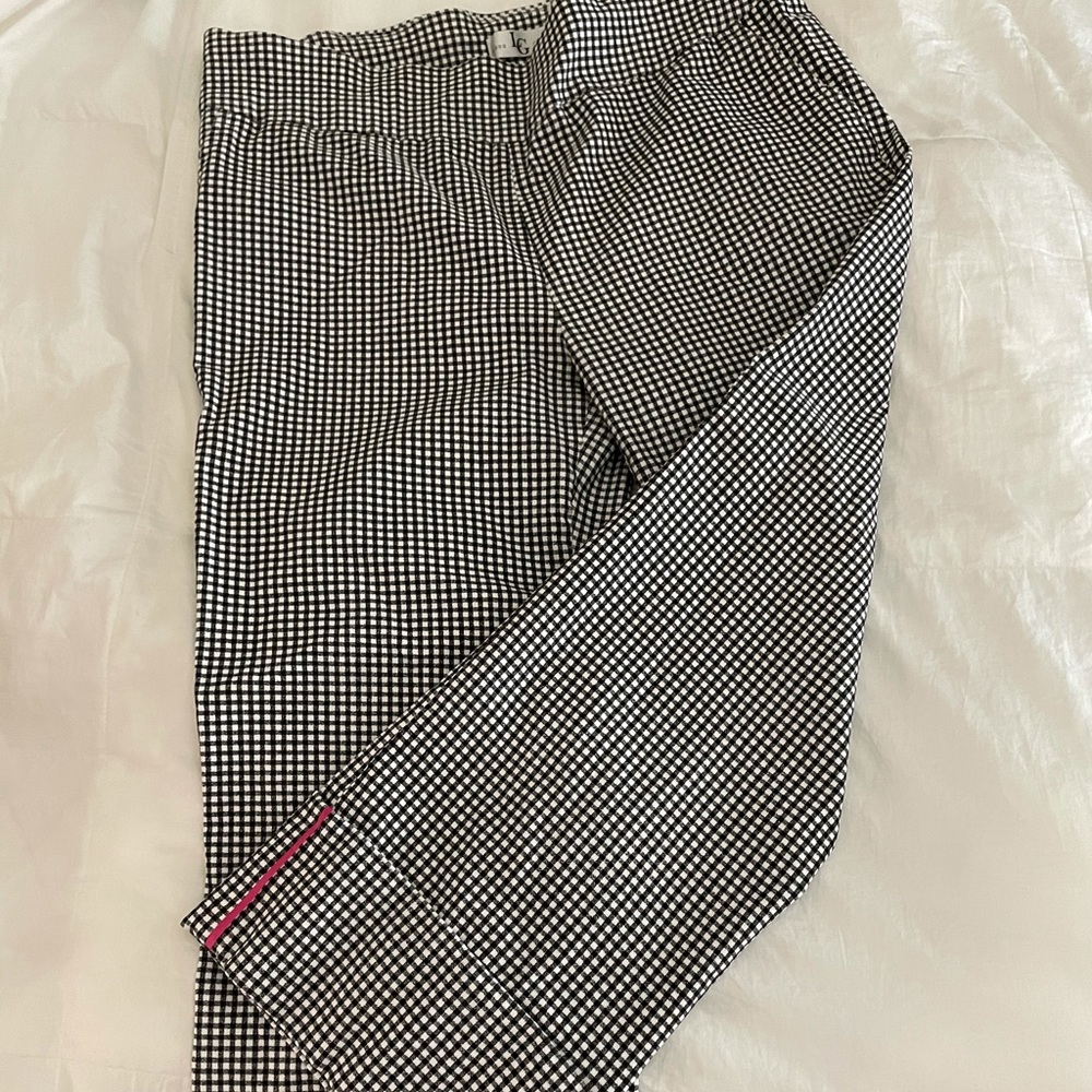 black and white Capri/cuffed stretch pants.